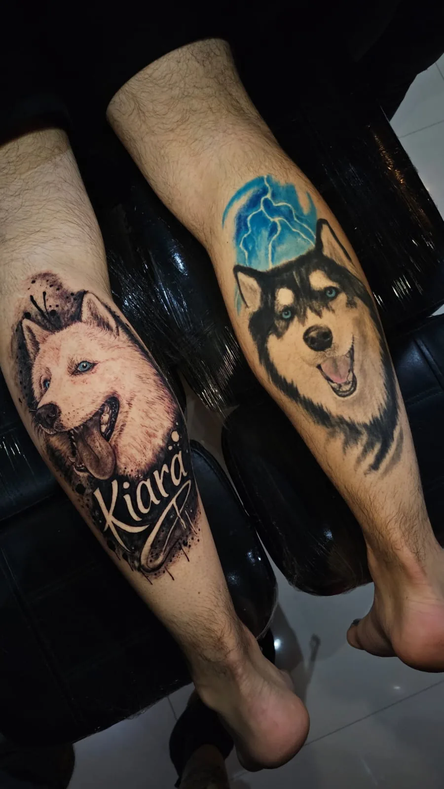 Retratos realistas de dois cachorros nas panturrilhas, feitos por Edu Conte