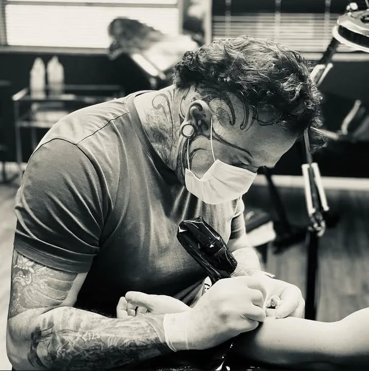 Edu Conte tatuando no estúdio