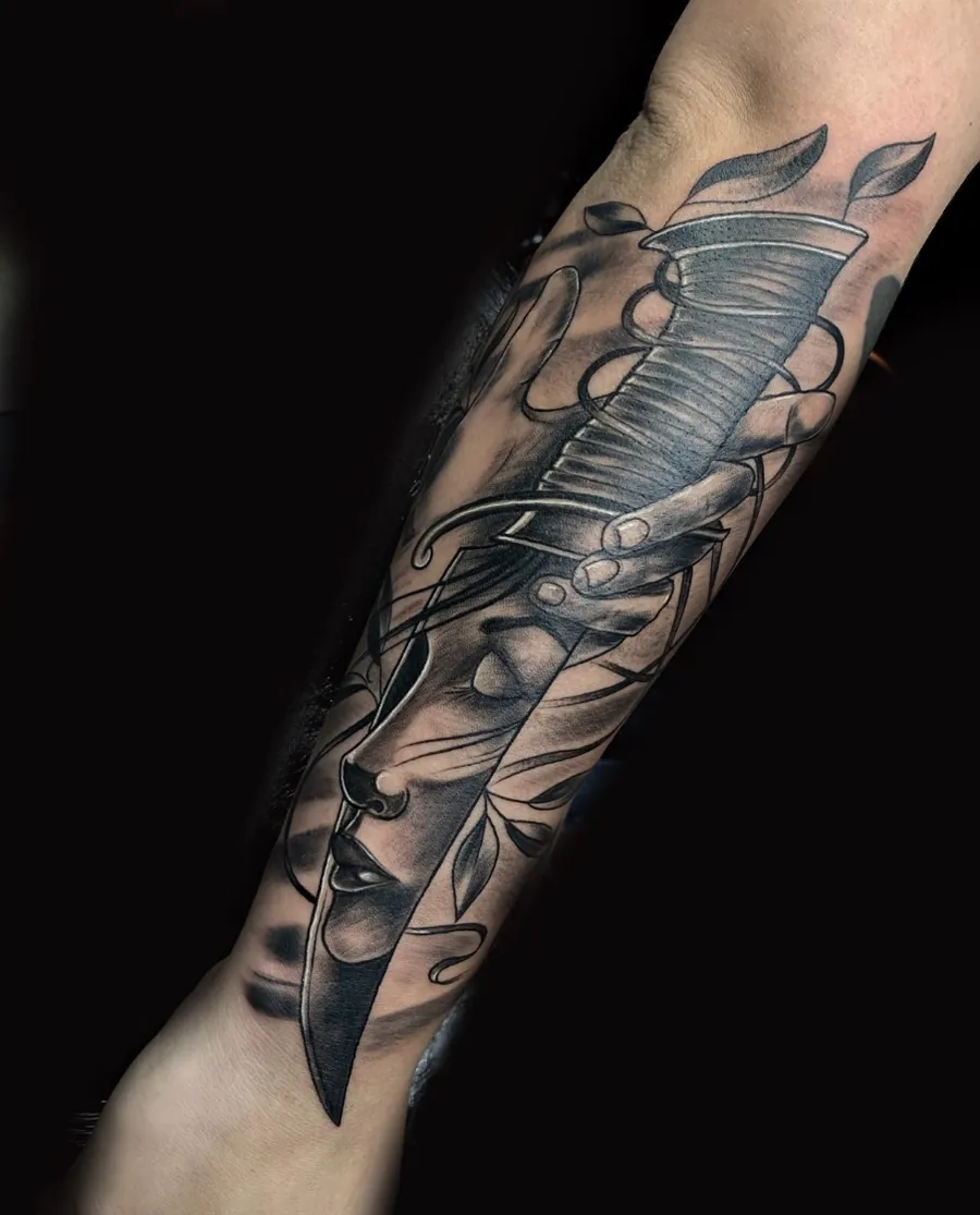 Tatuagem realista de faca com ornamentos