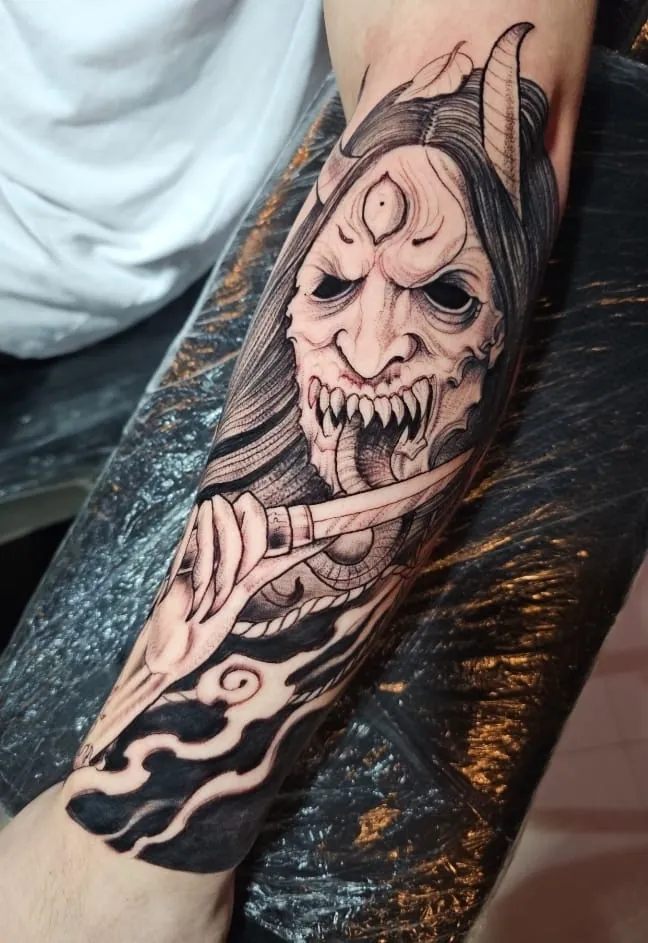 Máscara hannya em preto e cinza no antebraço