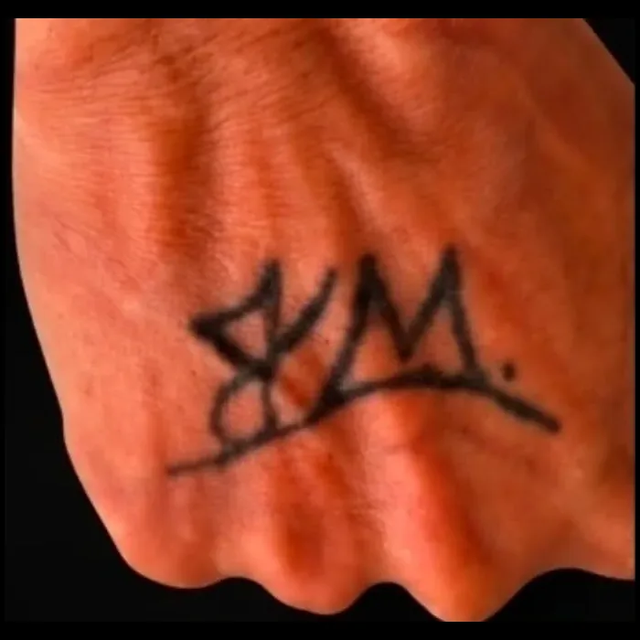 Tatuagem escrita no dorso da mão antes da remoção