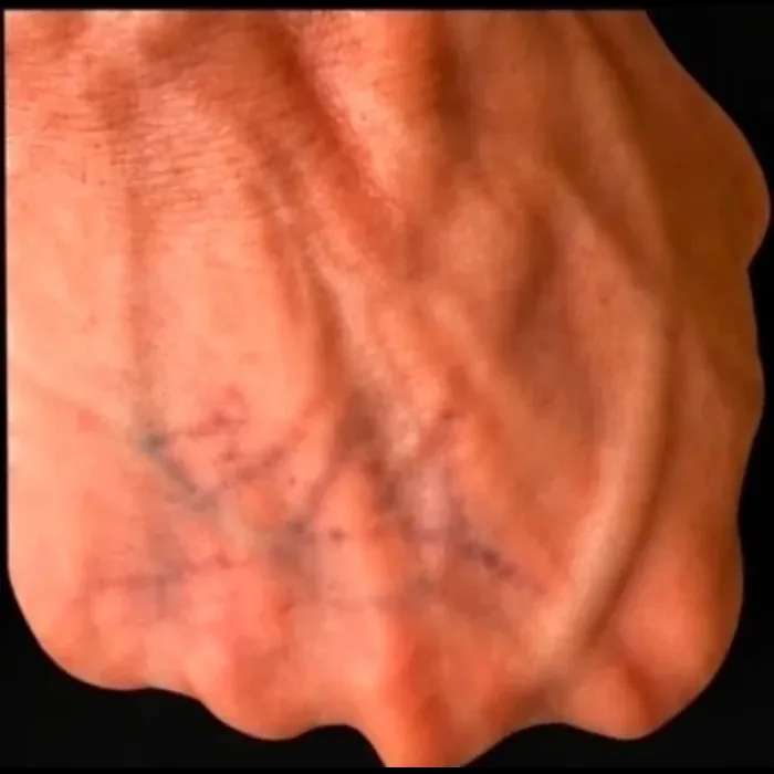 A tatuagem na mão com pouco pigmento restante