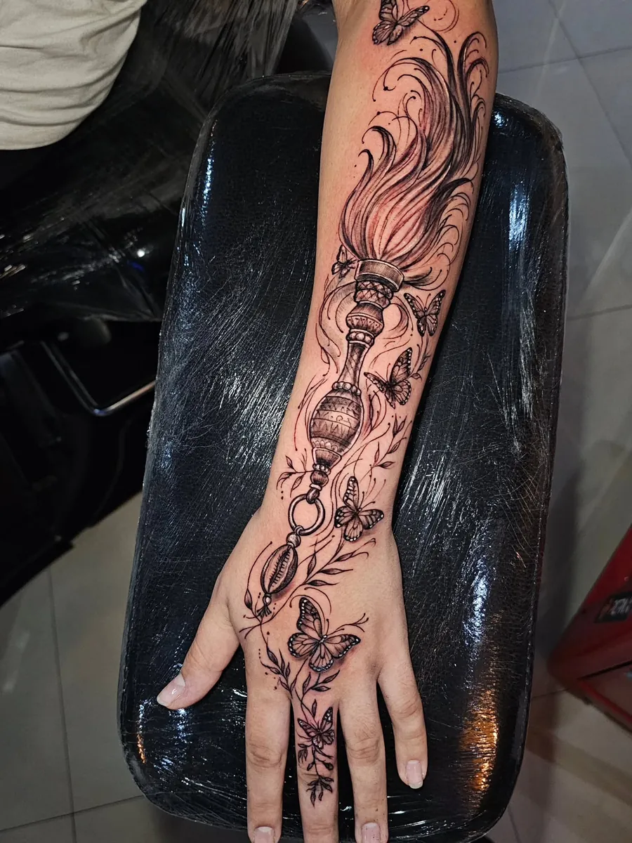 Tatuagem ornamental do antebraço até a mão