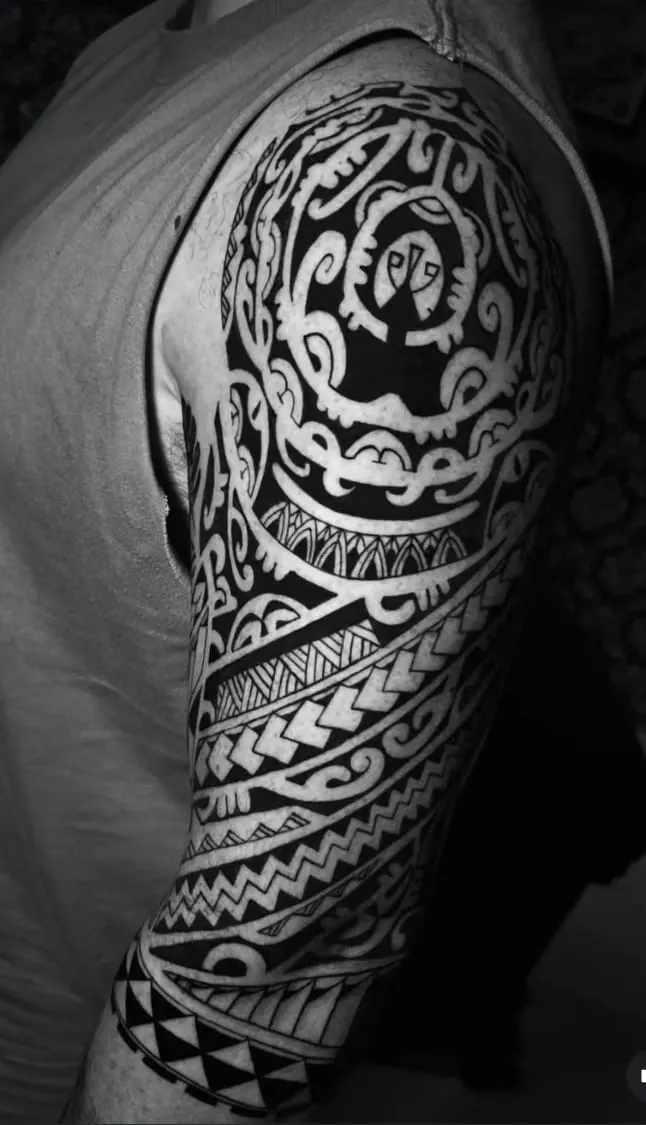 Tatuagem maori fechando o braço