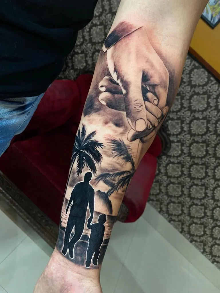 Tatuagem realista de pai segurando a mão do filho