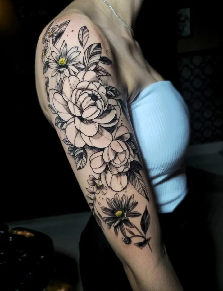Fechamento floral no ombro e braço