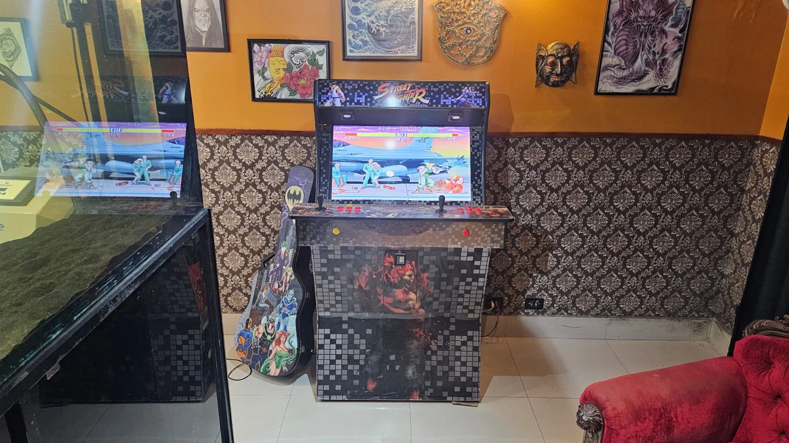 Fliperama de Street Fighter II no estúdio, ao lado do aquário