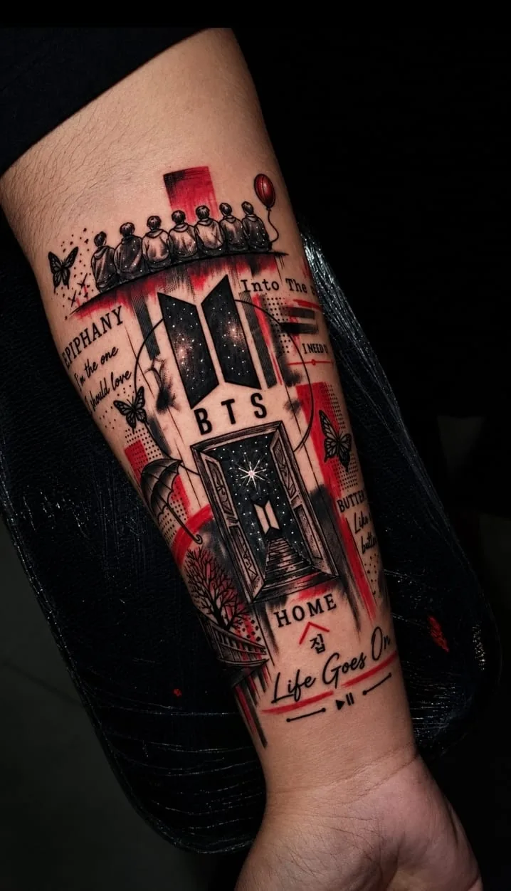 Tatuagem em preto e vermelho no antebraço, homenagem ao BTS